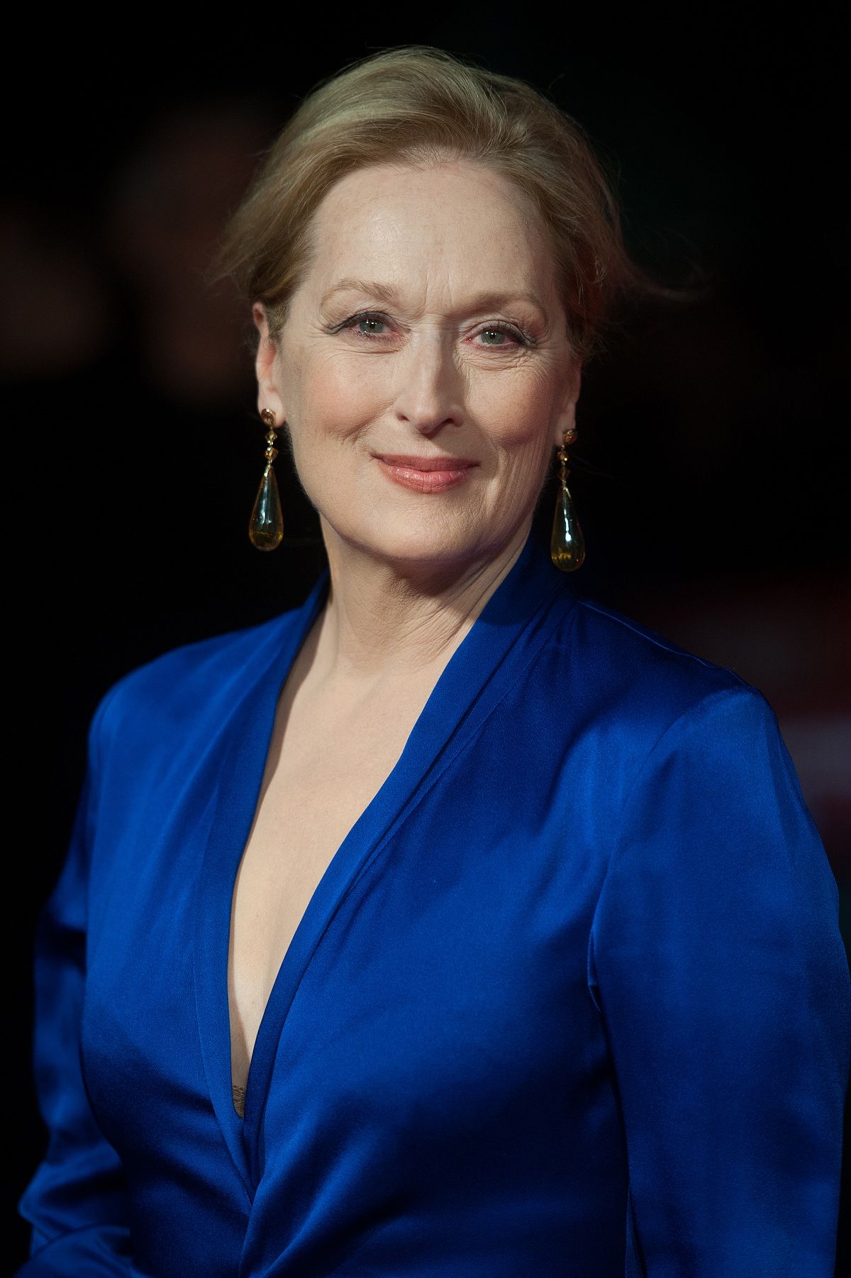 Meryl Streep con largos pendientes en ámbar