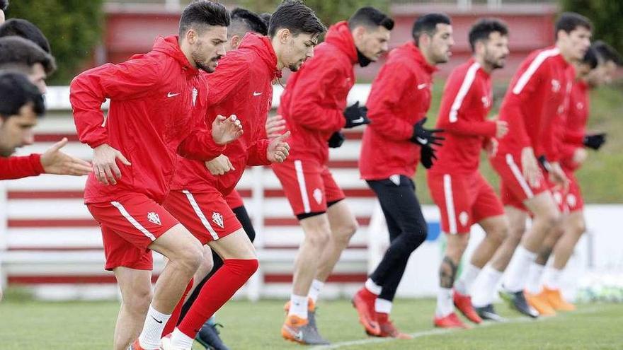 Canella, en primer término, durante el entrenamiento de ayer en Mareo.