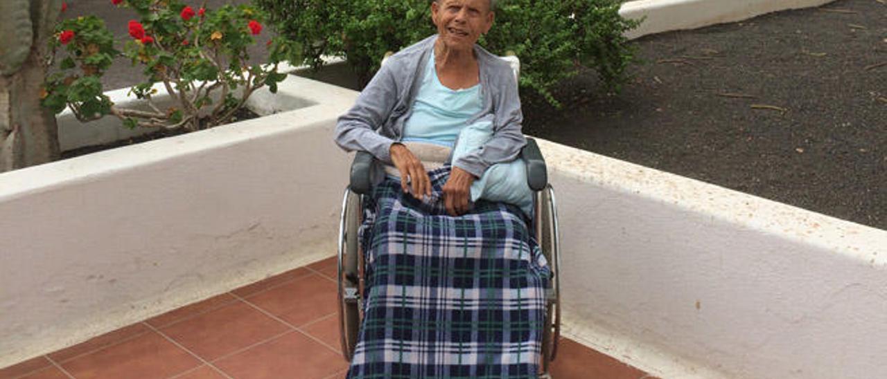 Tina Luis Alonso, ayer, en el patio de la residencia de ancianos del Hospital Insular, en Arrecife.
