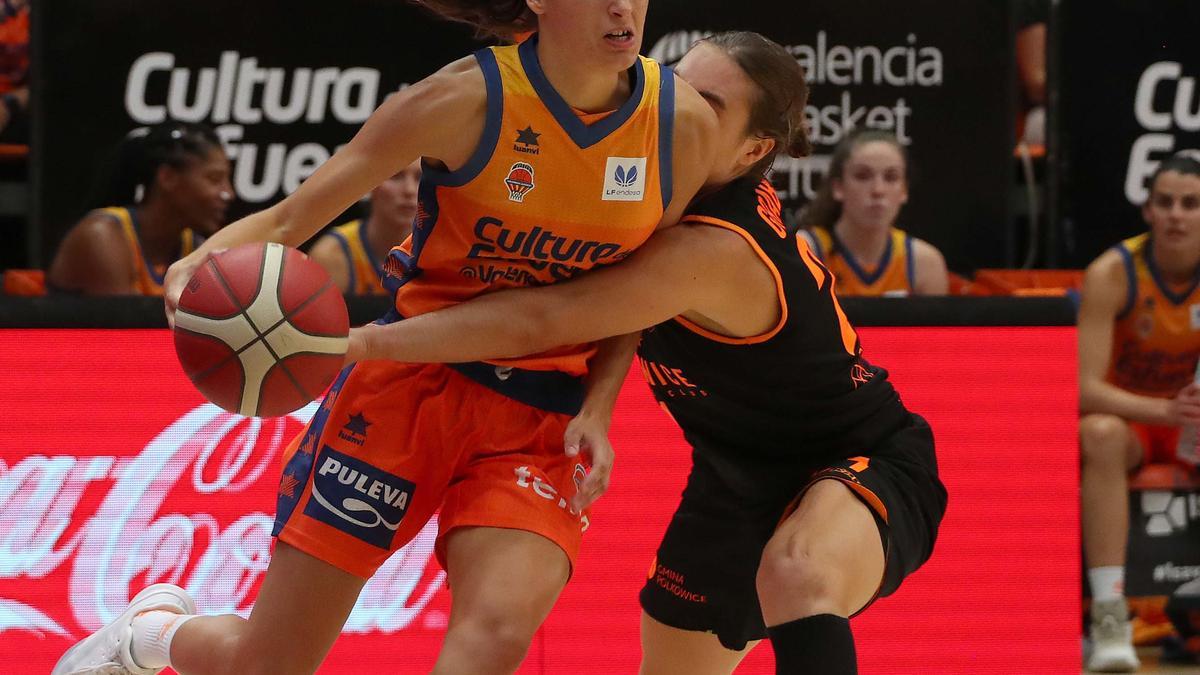 Partido del Trofeu Ciutat de València entre el Valencia Basket y el MKS Polkowice