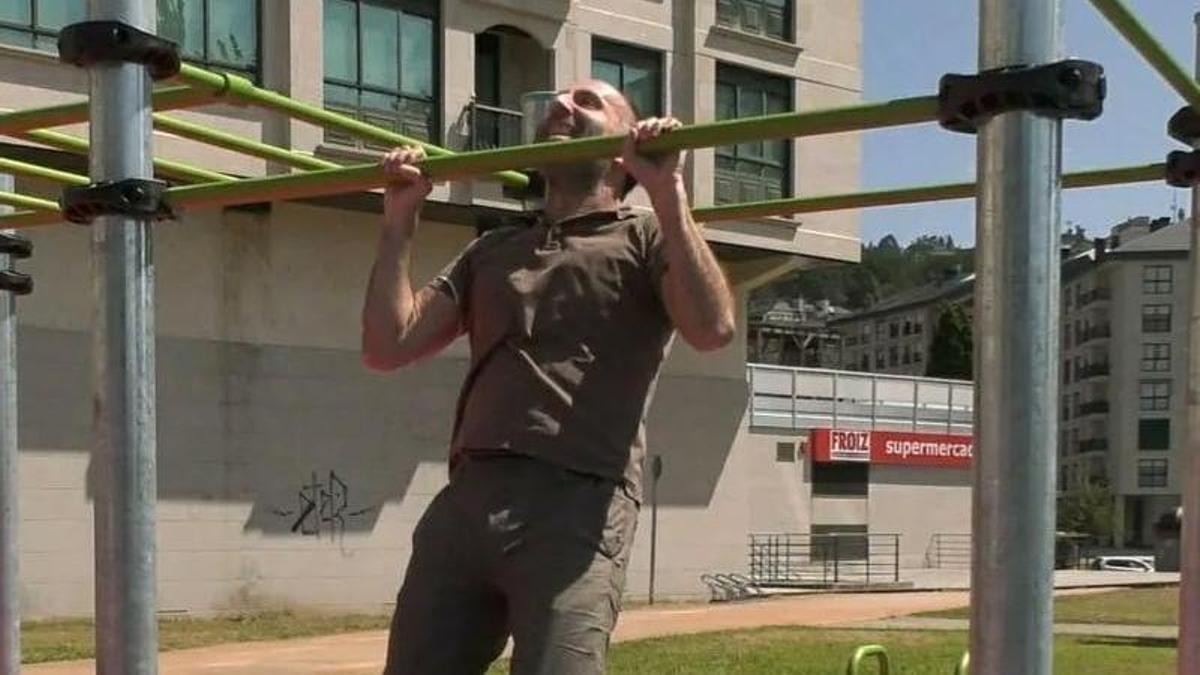 El alcalde de Ourense, Gonzalo Pérez Jácome, haciendo deporte en un parque en una imagen de archivo.