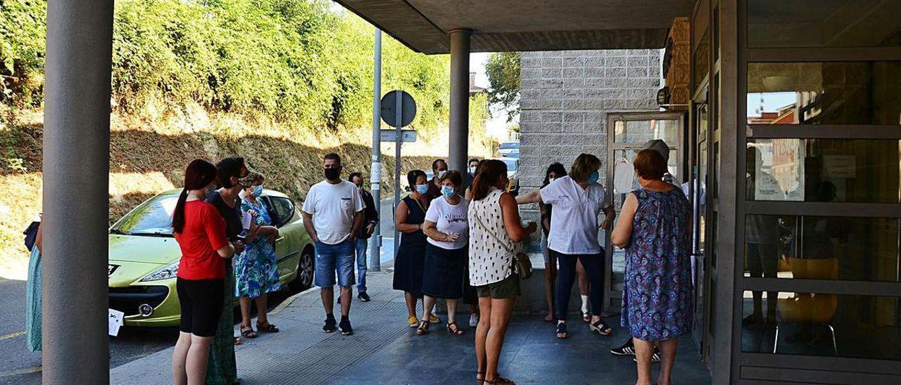 Pacientes en el exterior del centro de salud aguardando a ser atendidos.