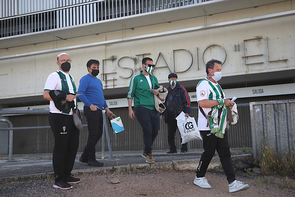 Aficionados asistentes al encuentro Córdoba CF-Balompédica Linense