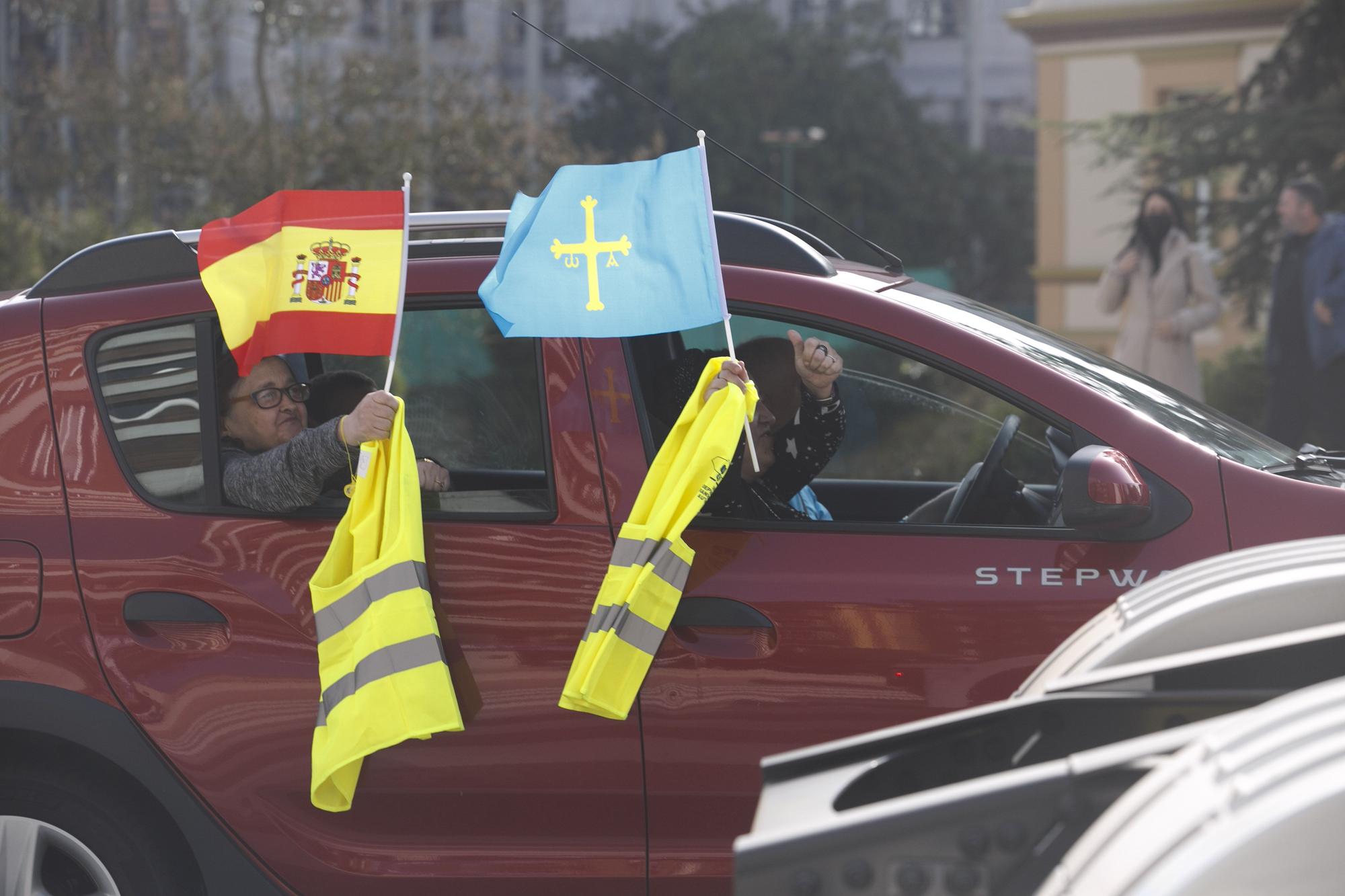 EN IMÁGENES: Los transportistas inundan las calles de Oviedo de camiones para visibilizar su protesta