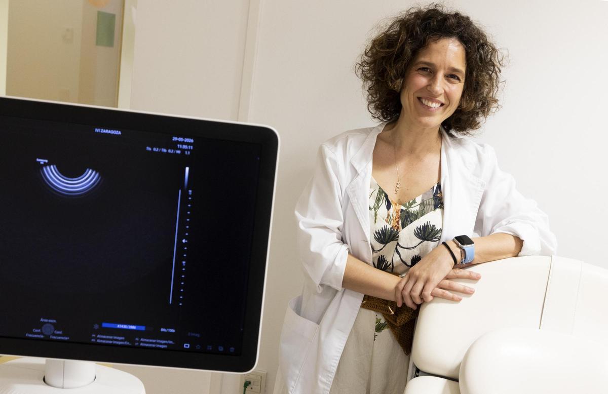 La ginecóloga Elisa Gil en su consulta de la clínica Ivi de Zaragoza.