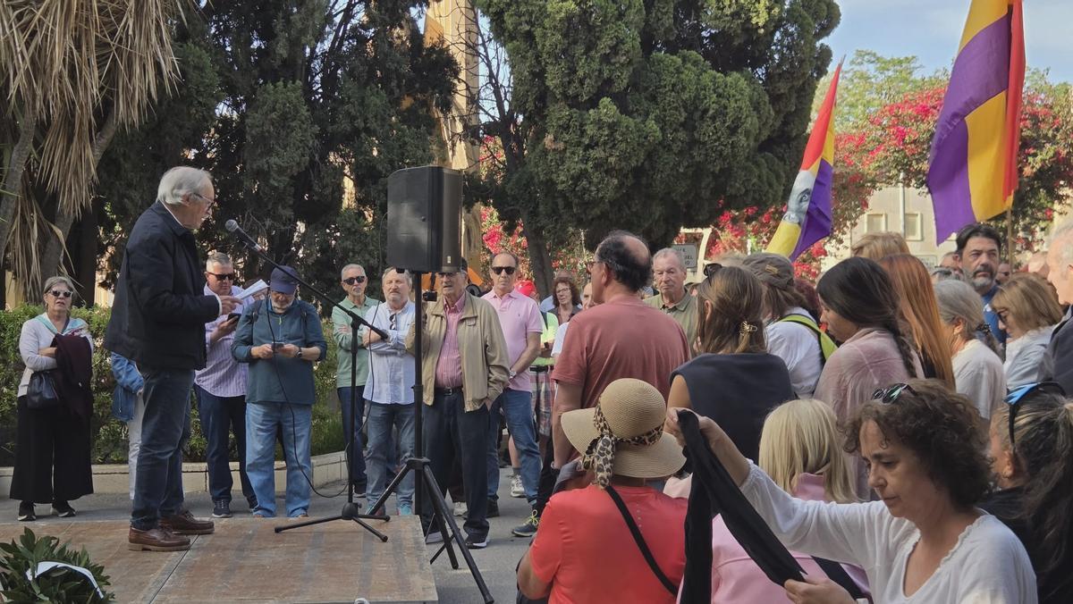El cantautor Adolfo Celdrán toma la palabra en el Cementerio Municipal de Alicante.