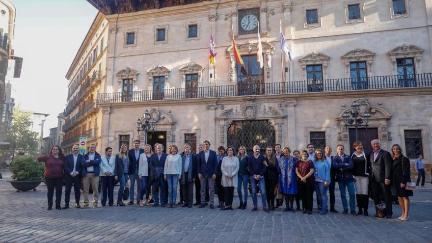 Los integrantes de la lista del PP posan frente a Cort