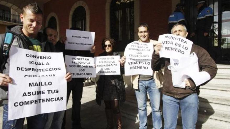 Protesta llevada a cabo ayer por los bomberos a las puertas del Ayuntamiento.