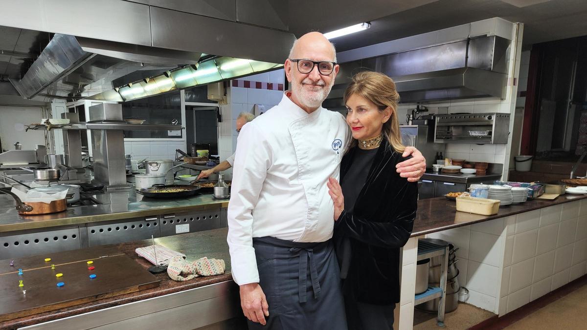Raimon Braun Reixach y Marta Aulestia, en la cocina del restaurante Hispania.