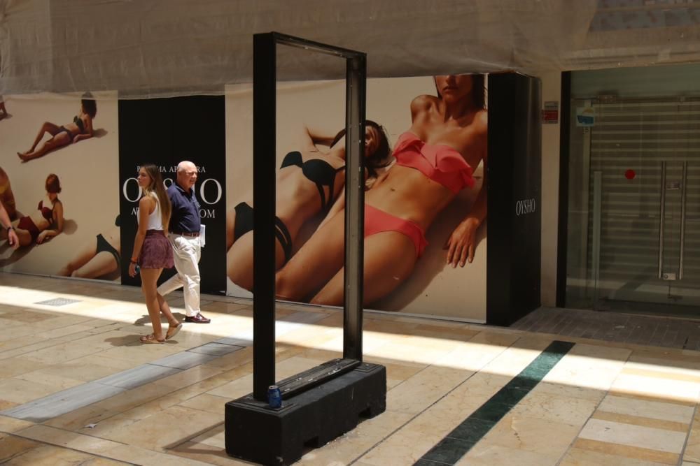 Destrozos en la exposición sobre el cáncer en la calle Larios.