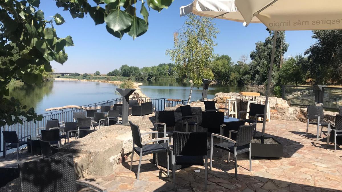 Terraza del restaurante de Las Aceñas en Pinilla, Zamora.