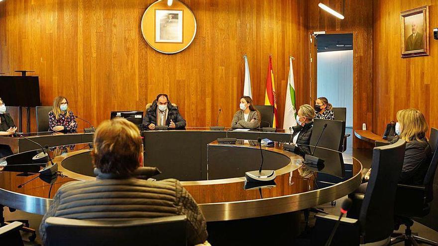 Encuentro del alcalde y las concejalas con colectivos de mujeres, ayer, en el salón de plenos.