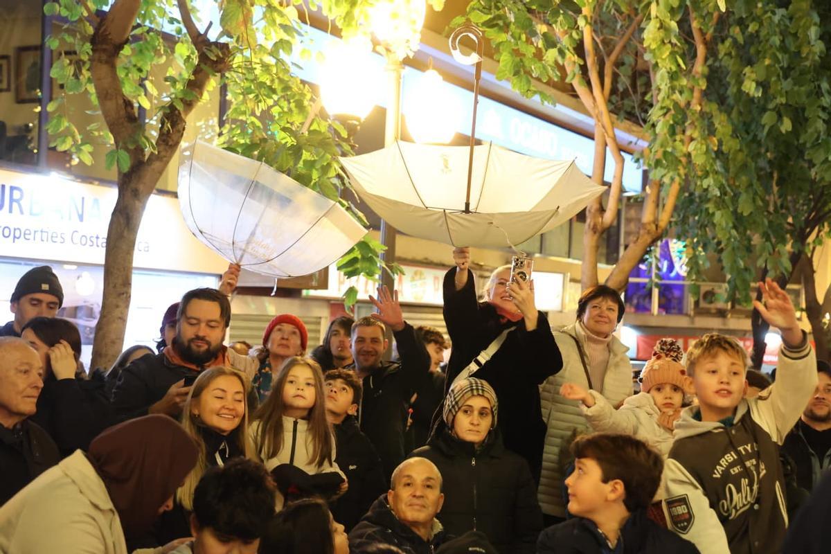 Alicante desafía las bajas temperaturas para ver la Cabalgata de Reyes Magos