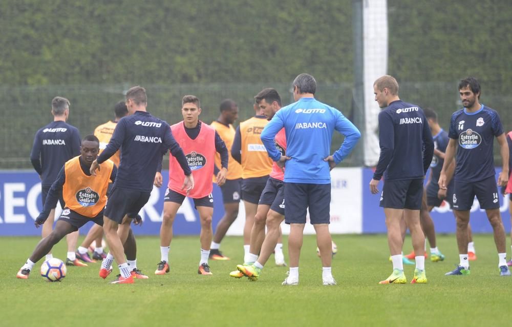 Los de Gaizka Garitano preparan el encuentro en Riazor con las bajas de Joselu y Carles Gil.