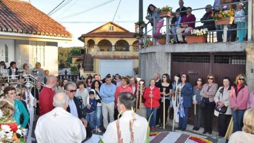 Alfombras florales en Couso por el Santísimo Cristo del Consuelo