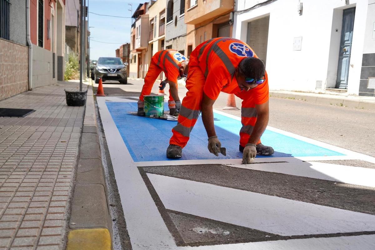 El nuevo contrato contempla la reparación del pavimento de aceras y calzadas, el pintado y la señalización de las calles de Badajoz y sus pedanías.