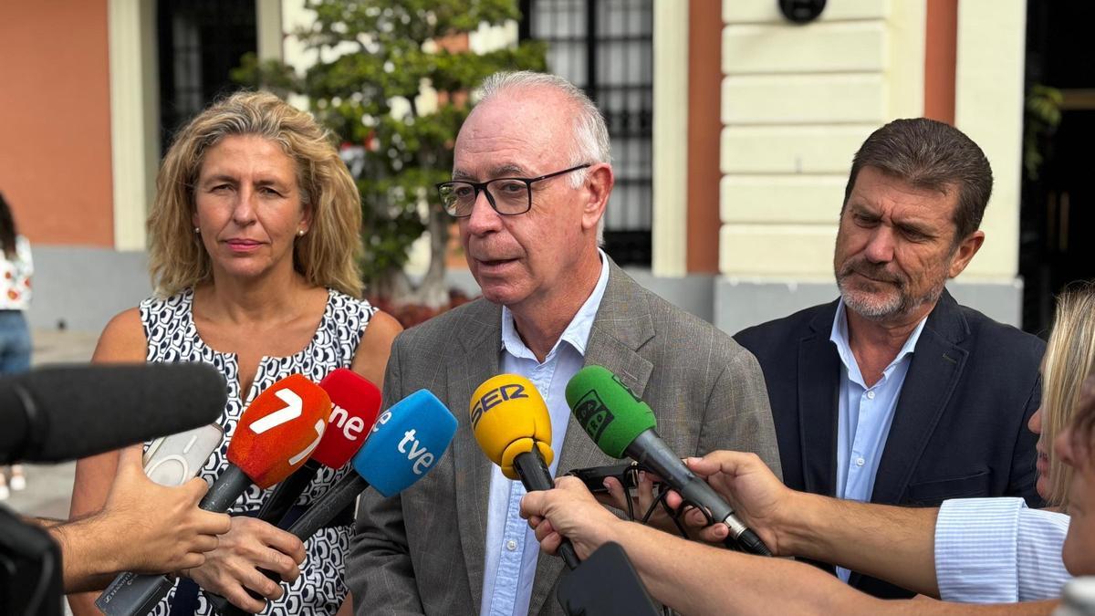 El edil Antonio Navarro, en el centro, este martes.