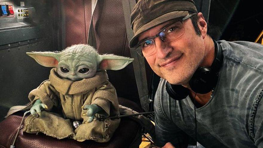 Robert Rodriguez, con Baby Yoda.