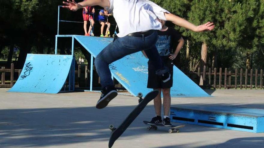 Un joven ejecuta un ejercicio con su tabla en el &quot;skatepark&quot; ubicado en la zona de la Aldehuela de la capital.