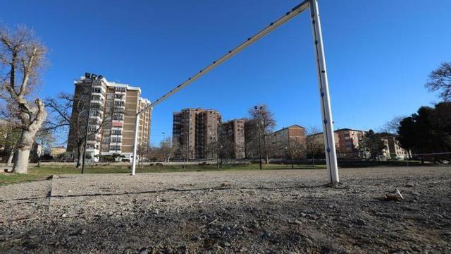 El campo de fútbol está en mal estado y los vecinos piden, además, canastas de minibasket en la zona deportiva.
