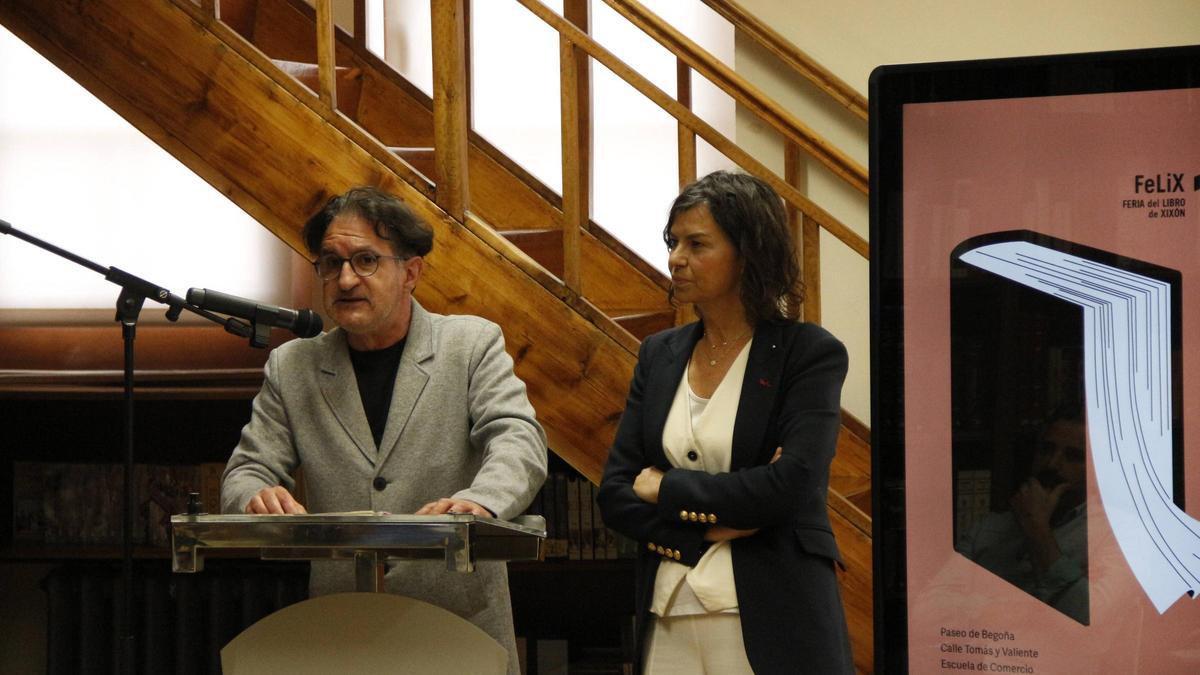 Jaime Priede y Montserrat López Moro, en la Escuela de Comercio.