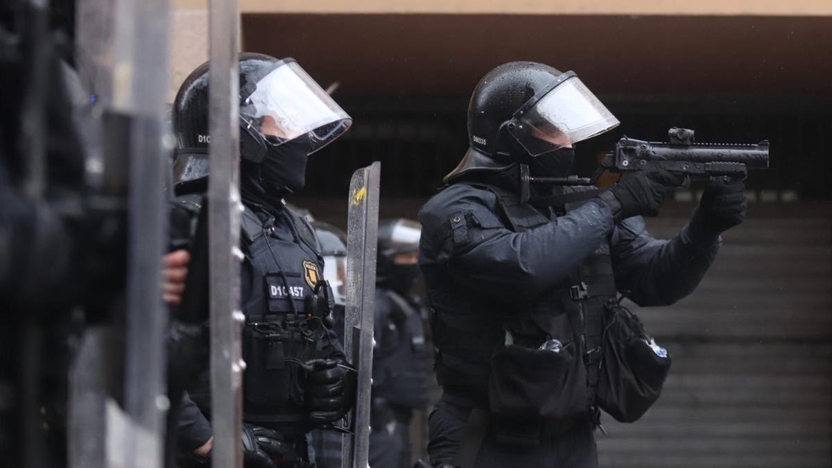 Varios agentes antidisturbios de los Mossos d Esquadra en Salt  Girona  Cataluna (Espana)  a 7 de febrero de 2021  Los disturbios se han producido tras la visita del lider de Vox  Santiago Abascal a un acto de campana electoral donde ha sido recibido con lanzamientos de diversos objetos en las calles de la localidad  Estos hechos se producen al dia siguiente del ataque que sufrieron los vehiculos de Vox en Vic (Barcelona) durante otro acto electoral   07 FEBRERO 2021 VOX DISTURBIOS OBJETOS CAMPANA ELECTORAL 14 F  Marti Segura Ramoneda  07 02 2021