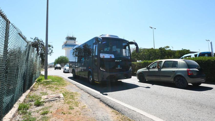 Las campeonas del mundo salen del aeropuerto en autobús de camino a Ibiza. Un conductor pasa a su lado y saluda. | MARIA MOLINA