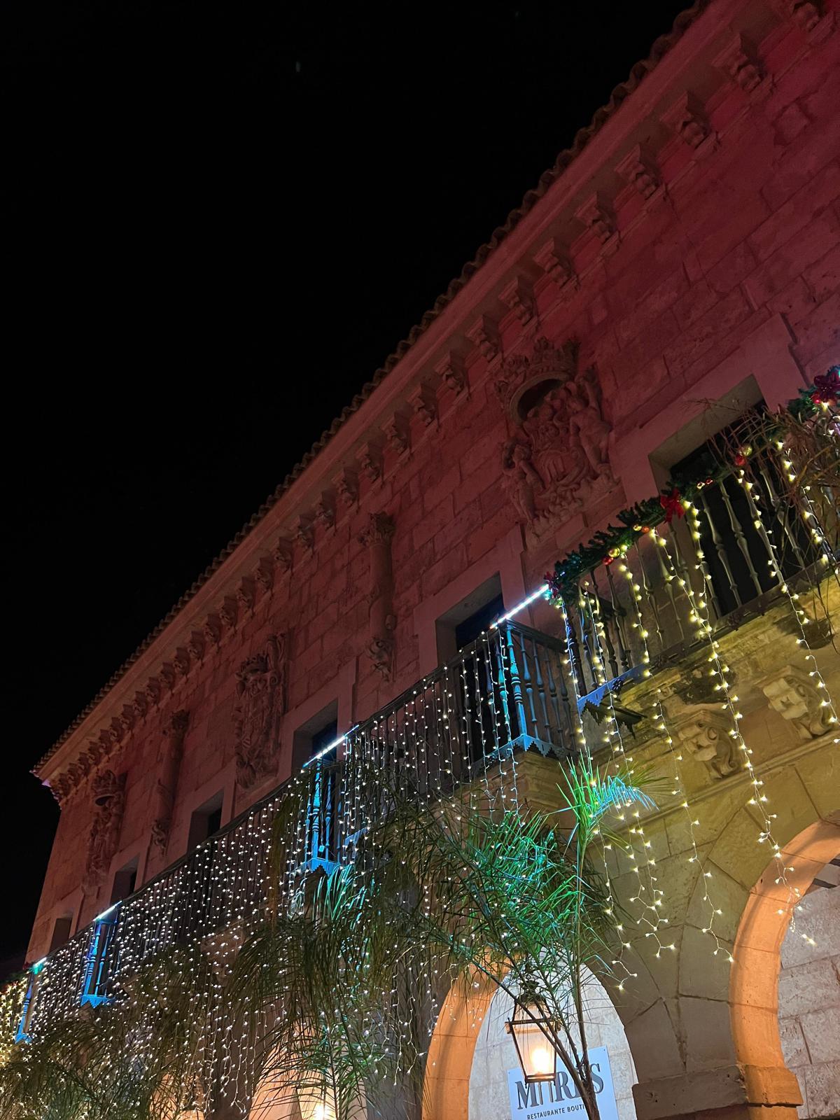 Disfruta de un ambiente navideño único en el Mercado de Navidad del Pueblo Español.