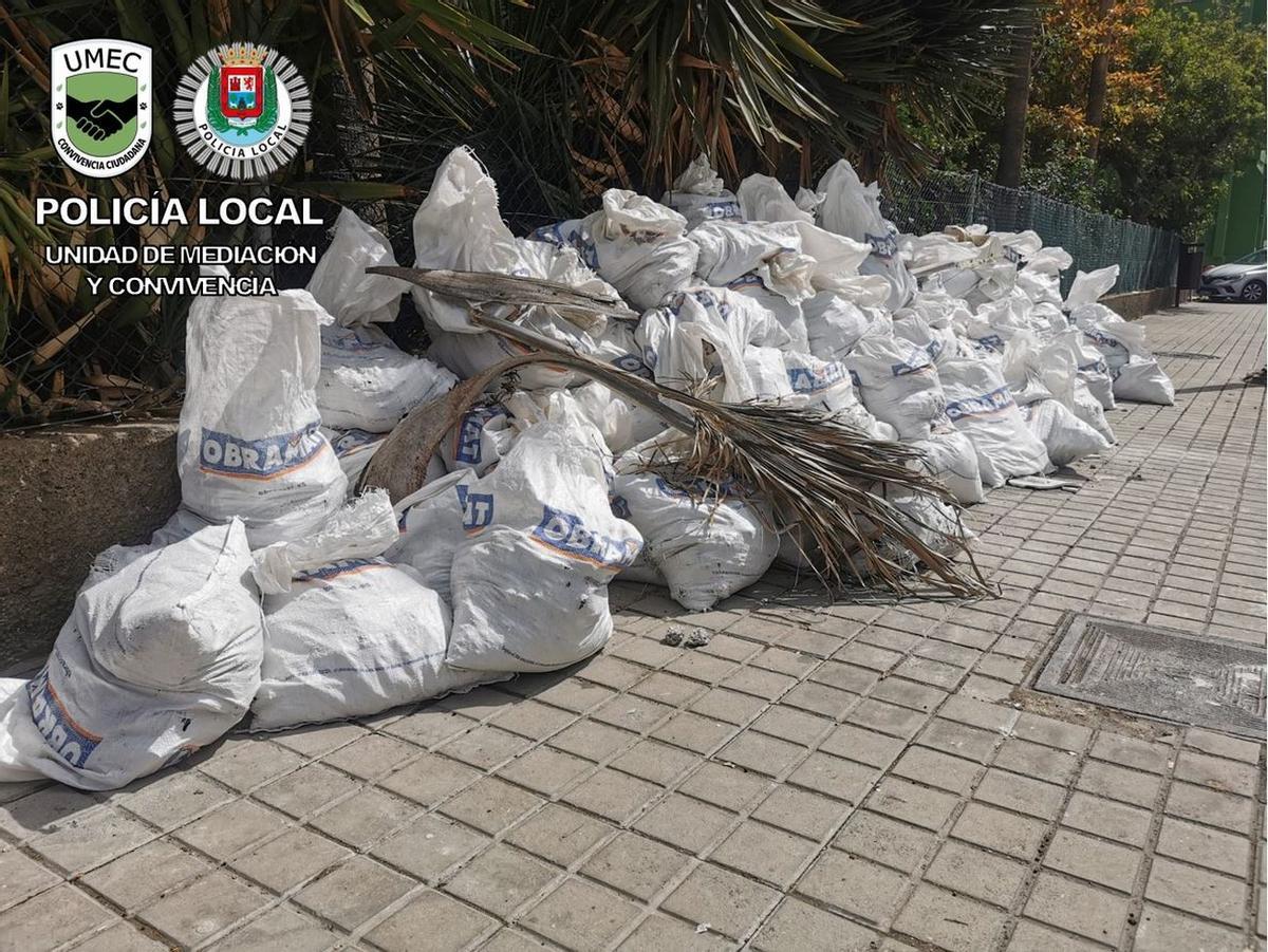 Imagen de las bolsas de escombros acumuladas en la Vega de San José.