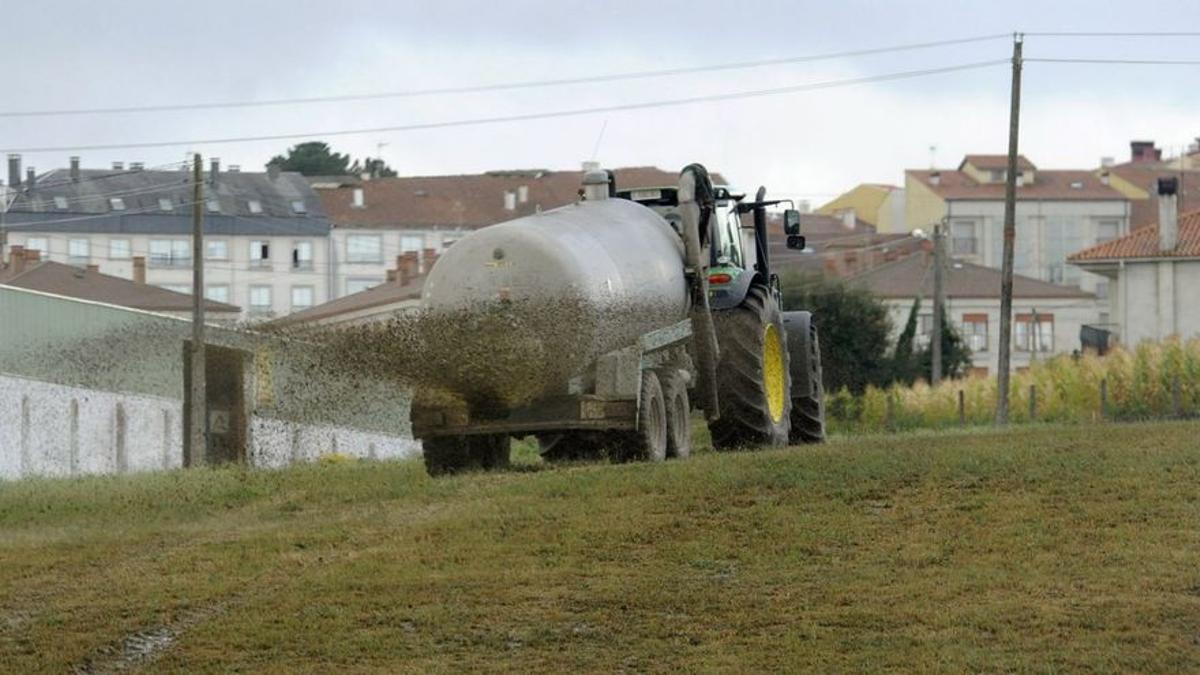 El Gobierno carga a los agricultores con más costes para limitar el impacto de los abonos