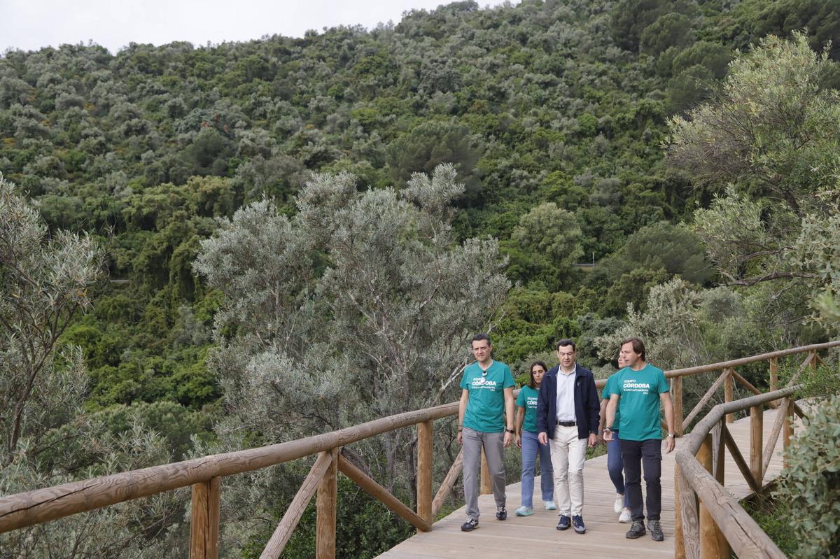 Juanma Moreno hace campaña en el cinturón verde de Córdoba