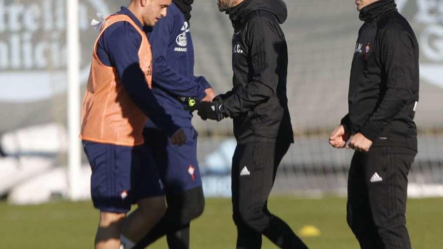 Miguel Cardoso conversa con Lobotka durante el entrenamiento matinal del miércoles. // Ricardo Grobas