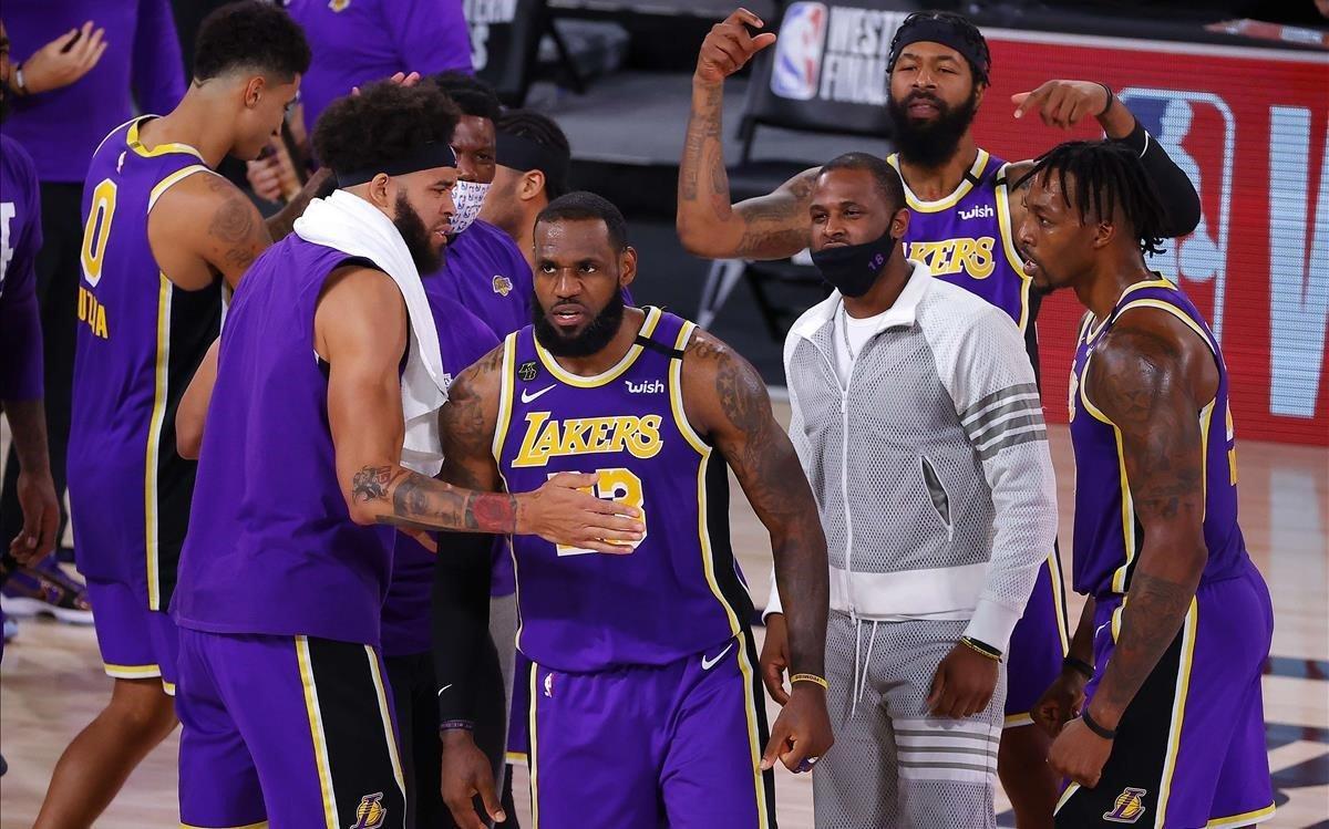 Lebron James celebra con sus compañeros el acceso a la final de la NBA Lebron James celebra con sus compañeros el acceso a la final de la NBA