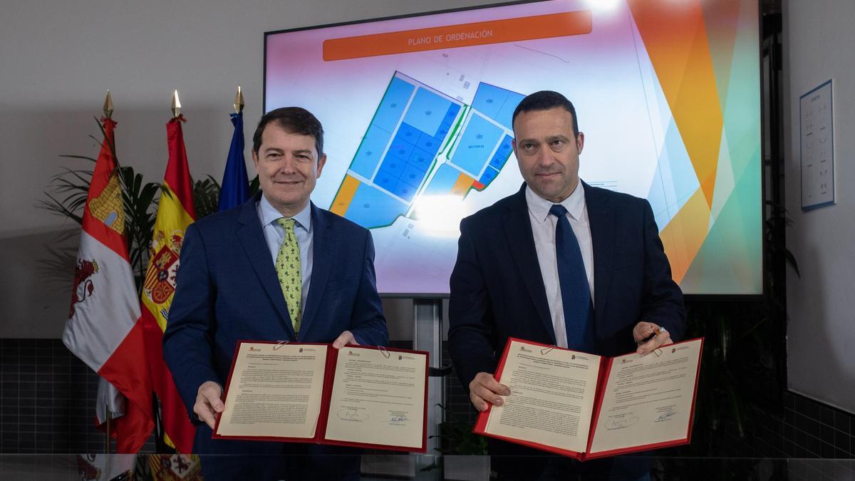 El presidente de la Junta y el alcalde de Monfarracinos firman el convenio del polígono