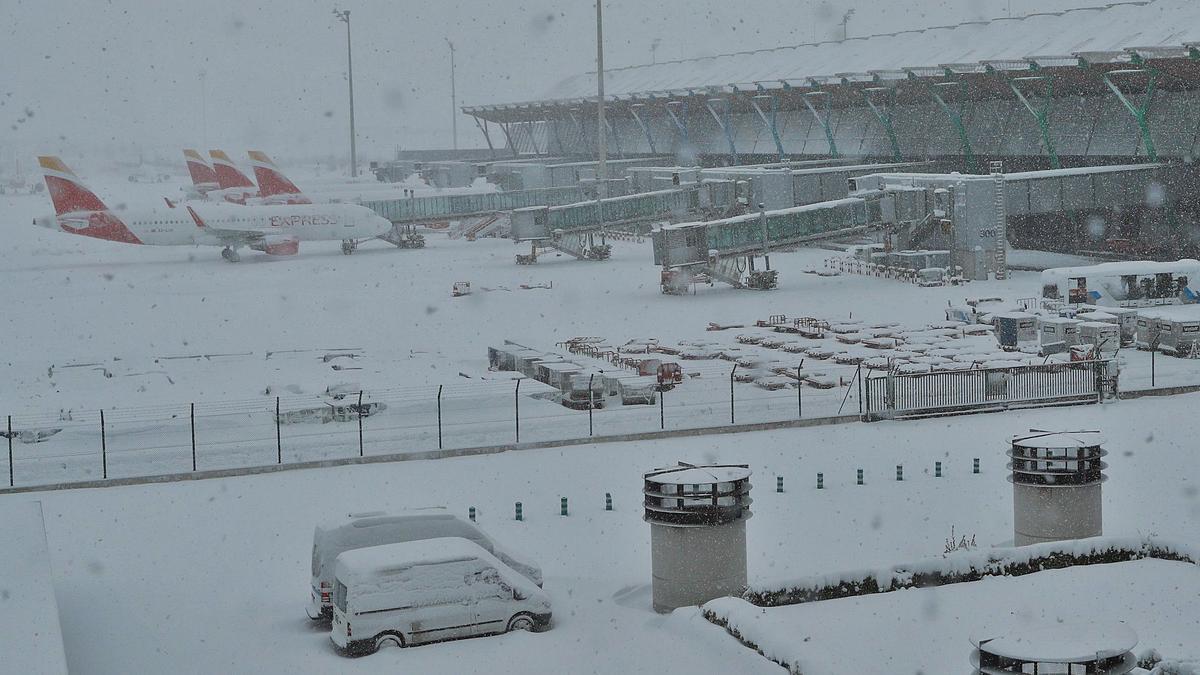 Panorámica del aeropuerto Adolfo Suárez Madrid-Barajas, ayer, afectado por la nieve.