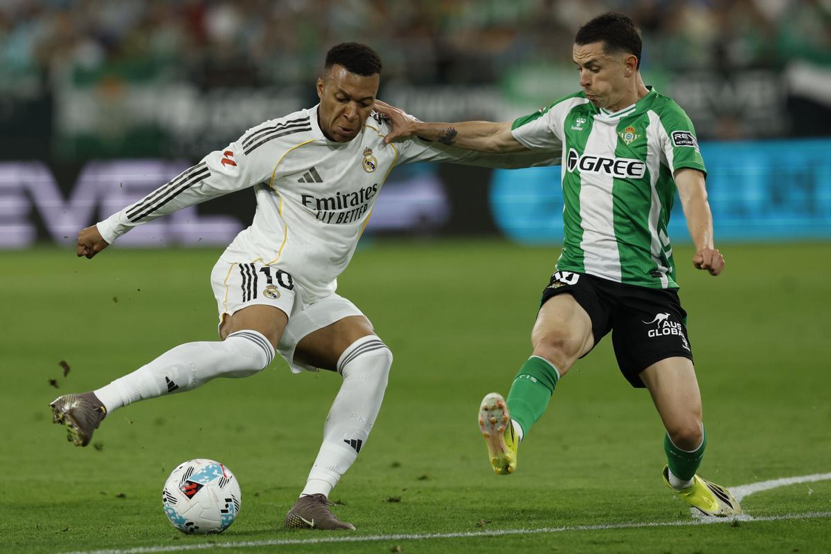 Mbappé trata de regatear.