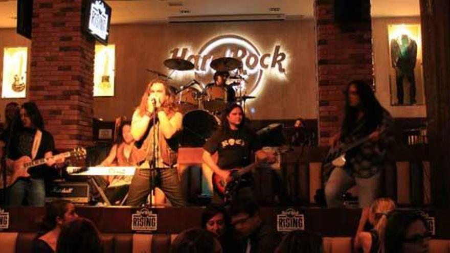 En el Hard Rock Café Mallorca organizan conciertos en directo.
