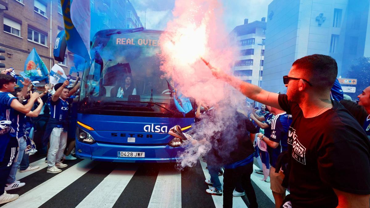 Así fue el recibimiento de la afición del Real Oviedo al autobús de los jugadores