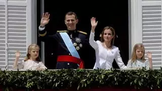 Los 'looks' de la coronación de Felipe VI: del mensaje oculto del vestido de Varela de Letizia al 'matching' pastel de Leonor y Sofía