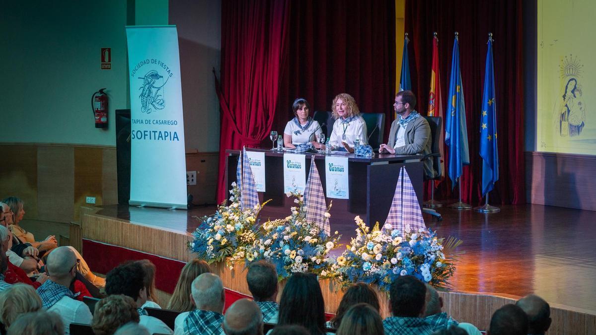 En la mesa, la pregonera María Isabel Loza, en el centro, acompañada por el alcalde Pedro Fernández y la concejala Carolina Álvarez.