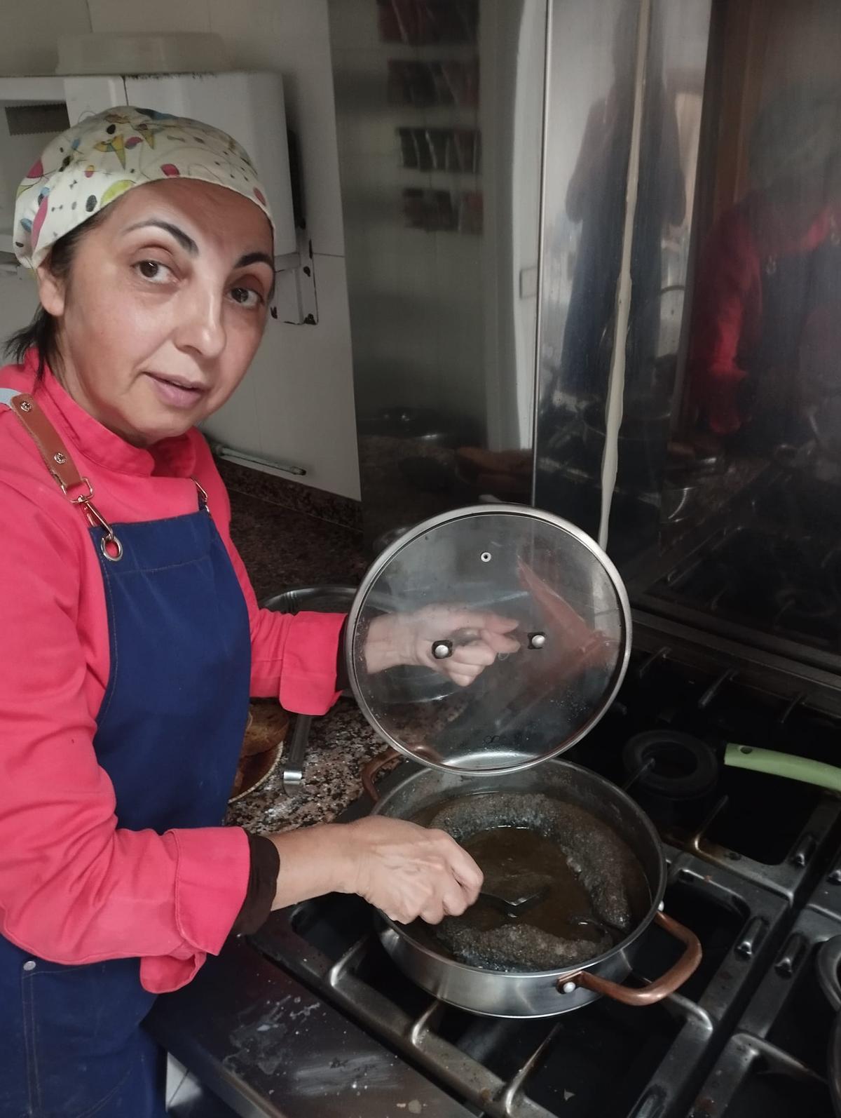 Pili Novo cocinando lamprea.