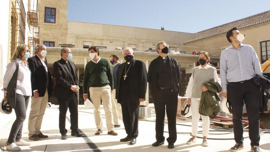 El obispo de Córdoba visita las obras del futuro centro de visitantes de la Mezquita-Catedral