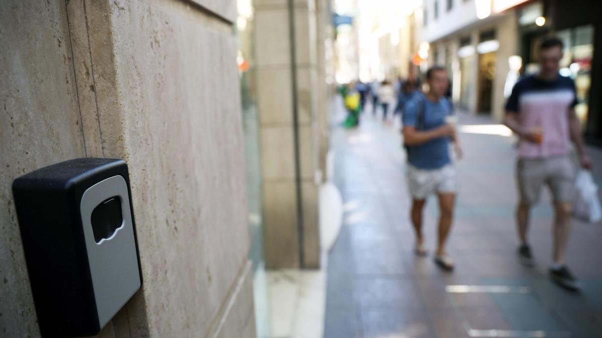 Candado guarda llaves de un piso turístico, en el Centro de Málaga.