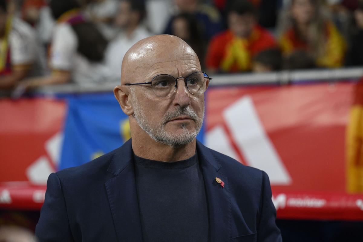 El seleccionador de España, Luis de la Fuente, durante el partido de la Liga de Naciones de fútbol entre España y República Checa, este sábado en el estadio Carlos Tartiere de Oviedo.