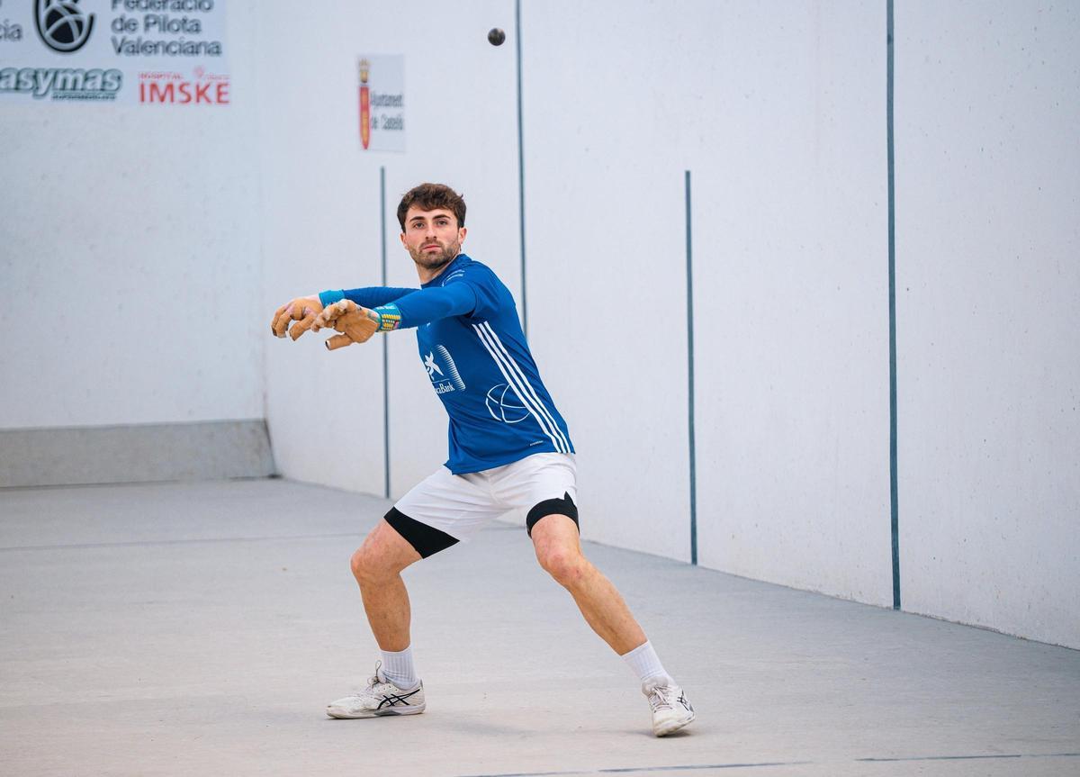 Raúl, a punt de colpejar de volea durant la passada Lliga CaixaBank