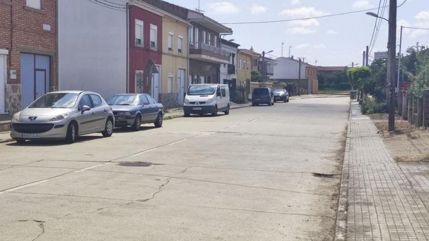 Una calle de Quiruelas donde se desplegará la fibra.