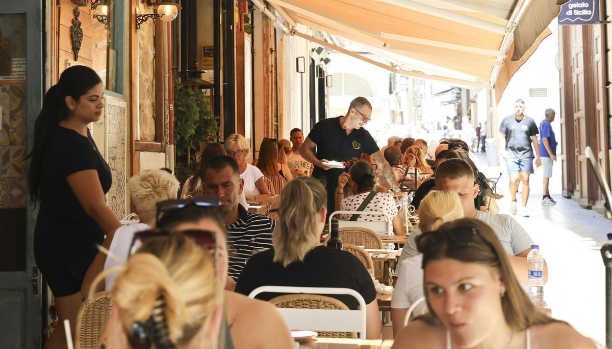 Camareros en un restaurante alicantino.