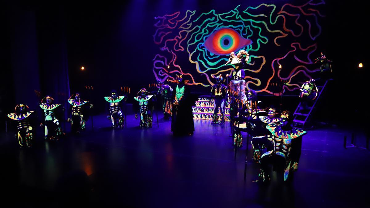 L'escena de l'infern impacta pels colors fluorescents.