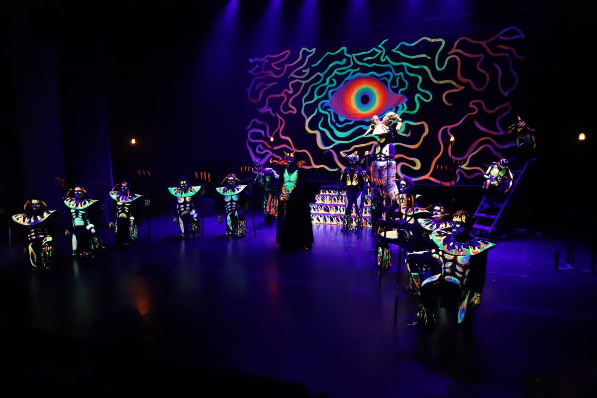 L'escena de l'infern impacta pels colors fluorescents.