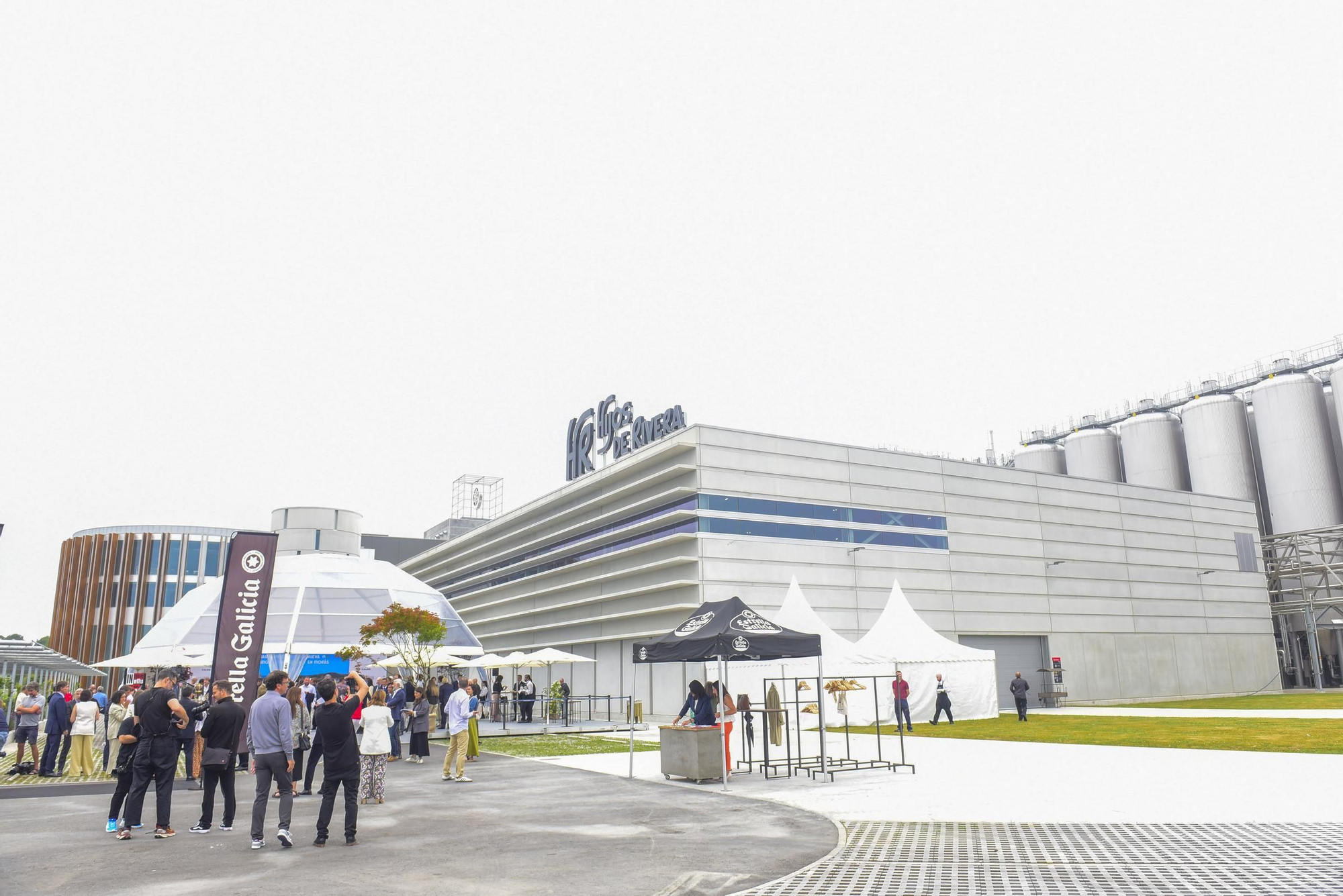 Estrella Galicia inaugura su nueva planta de producción en el polígono de Morás